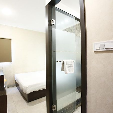 Hotel Reddoorz @ Gajah Mada Giacarta Esterno foto