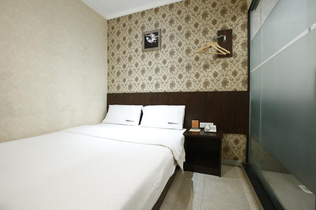 Hotel Reddoorz @ Gajah Mada Giacarta Esterno foto
