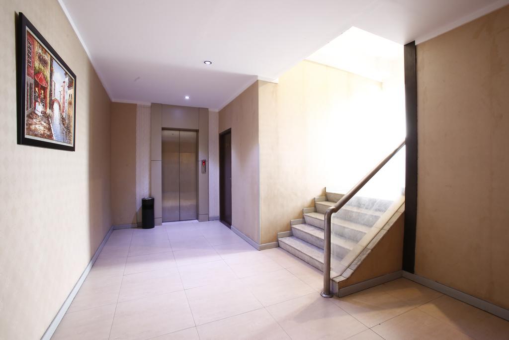 Hotel Reddoorz @ Gajah Mada Giacarta Esterno foto