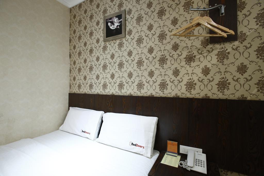 Hotel Reddoorz @ Gajah Mada Giacarta Esterno foto