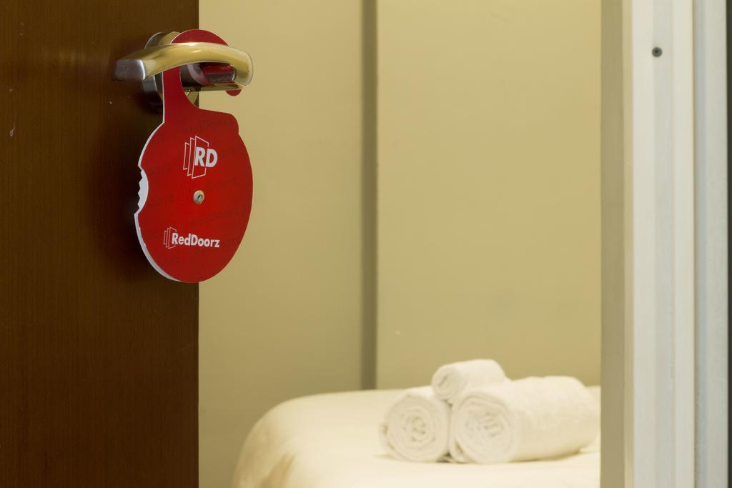 Hotel Reddoorz @ Gajah Mada Giacarta Esterno foto