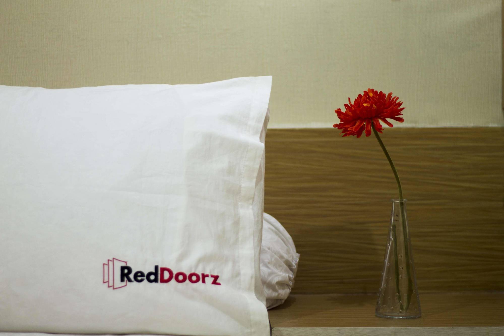 Hotel Reddoorz @ Gajah Mada Giacarta Esterno foto