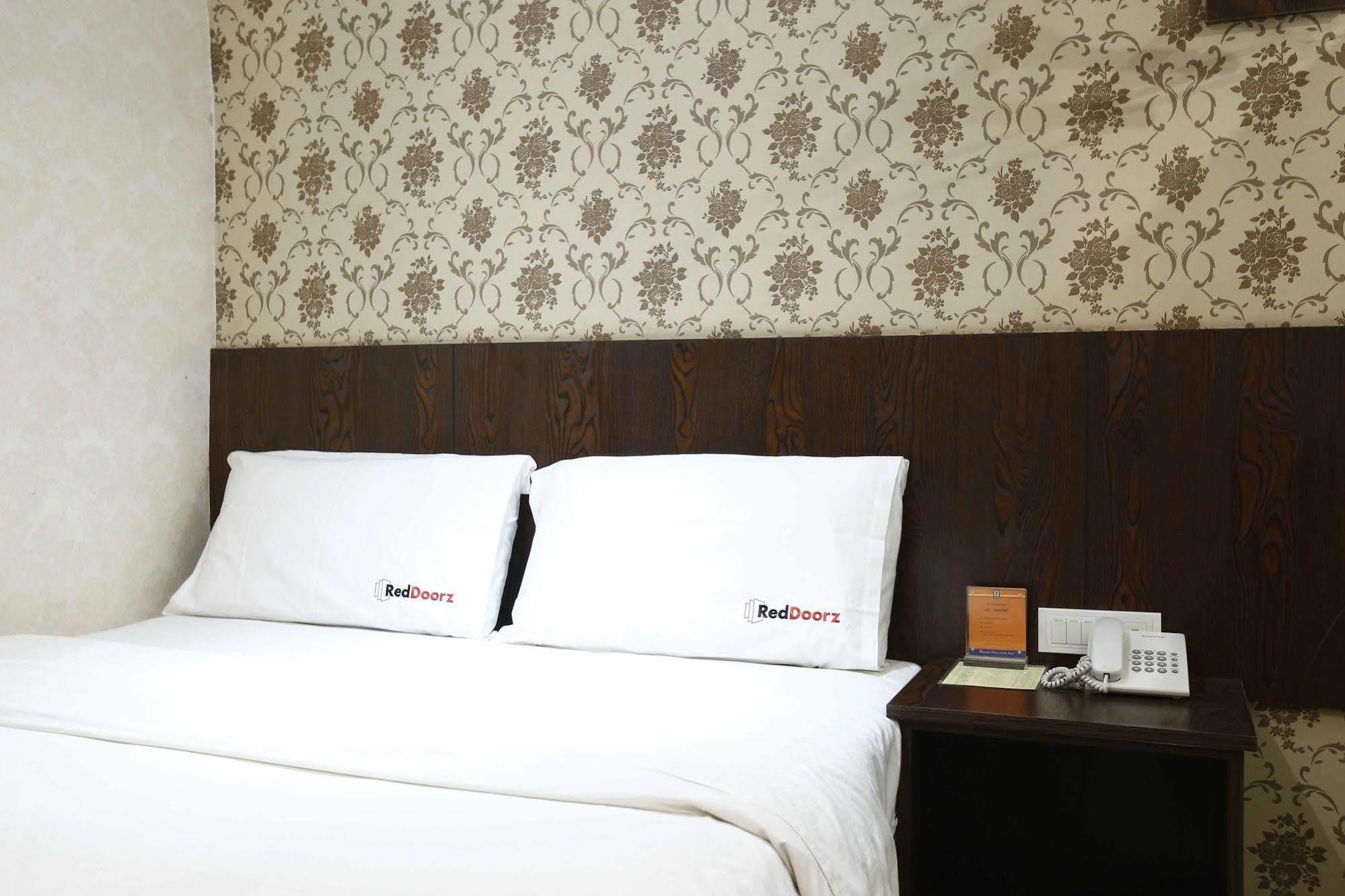 Hotel Reddoorz @ Gajah Mada Giacarta Esterno foto