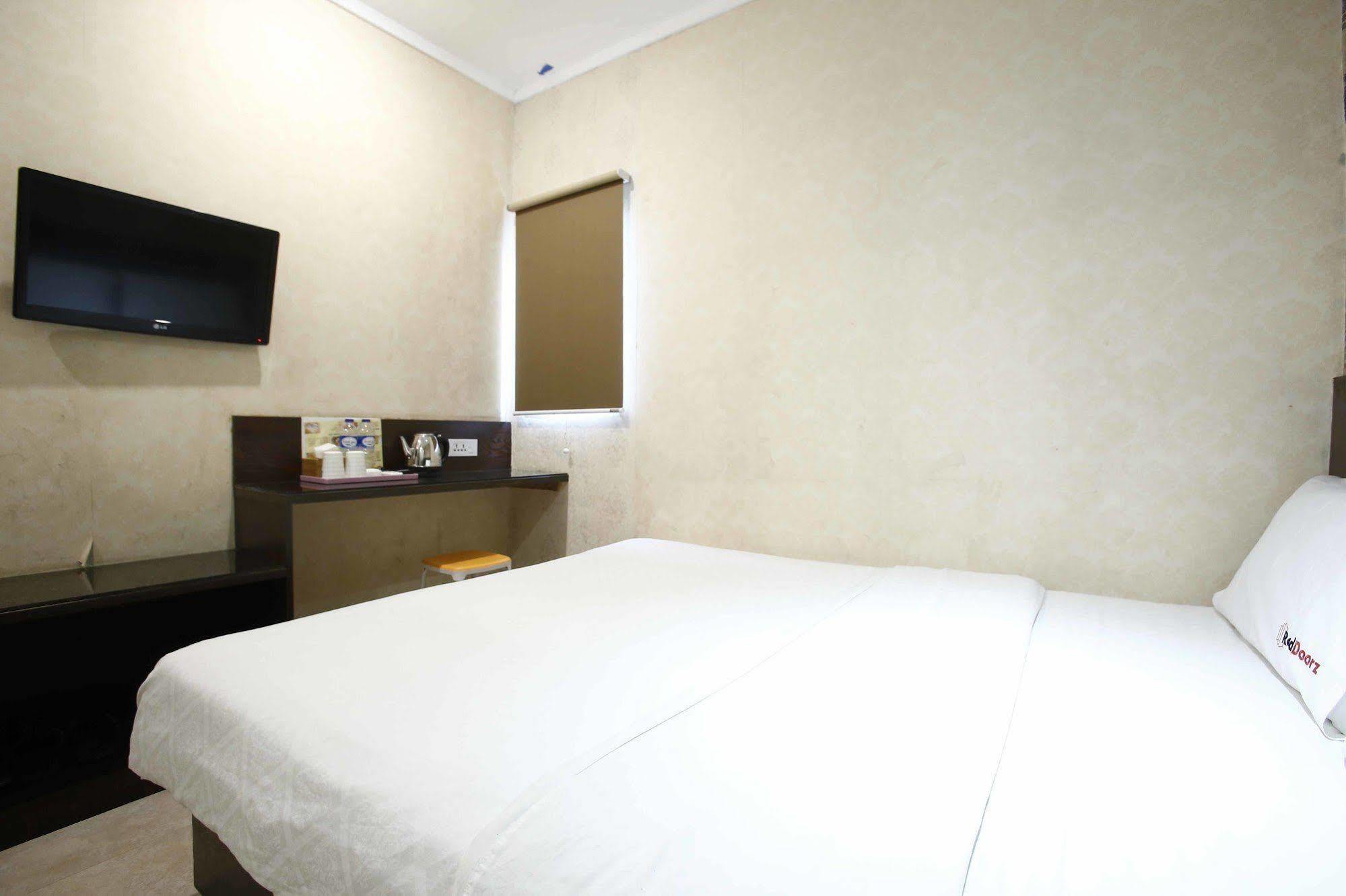Hotel Reddoorz @ Gajah Mada Giacarta Esterno foto