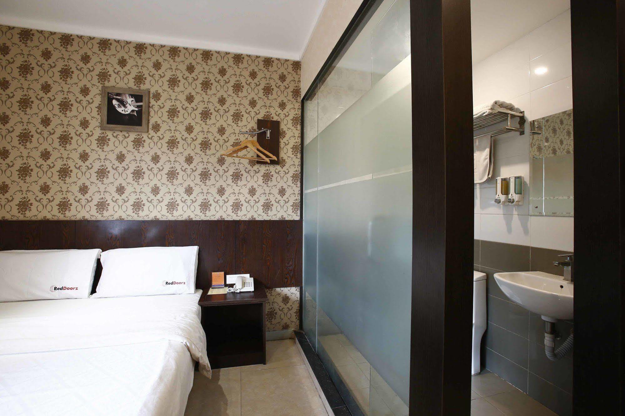 Hotel Reddoorz @ Gajah Mada Giacarta Esterno foto