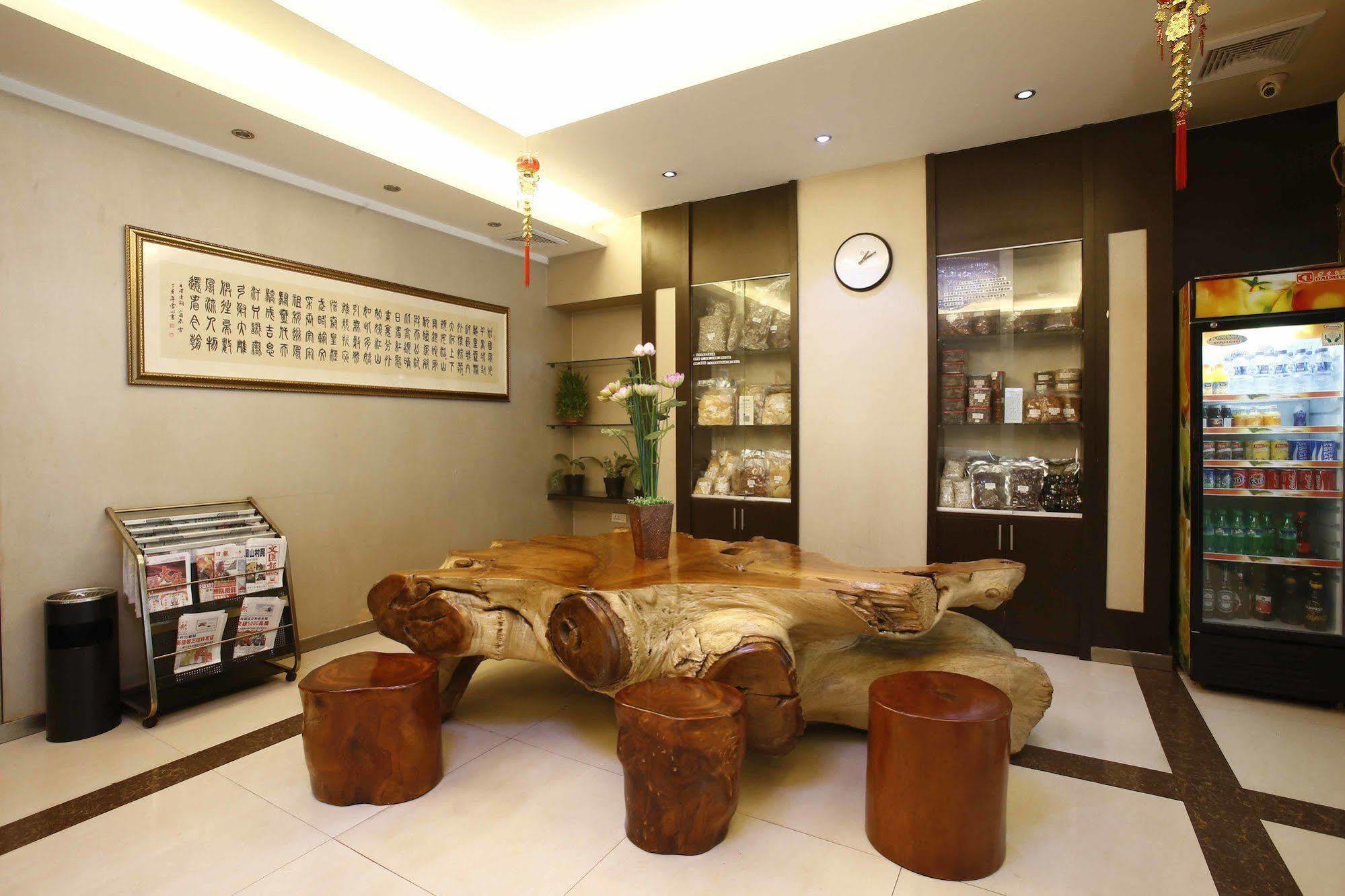 Hotel Reddoorz @ Gajah Mada Giacarta Esterno foto