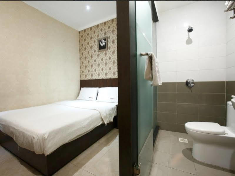 Hotel Reddoorz @ Gajah Mada Giacarta Esterno foto